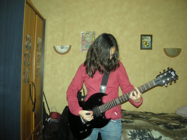 Yseult jeune joue de la guitare